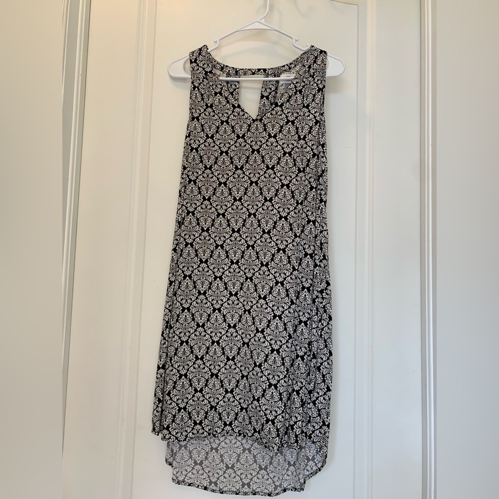 Old Navy sleeveless shift dress. Black and white pattern in size medium tall